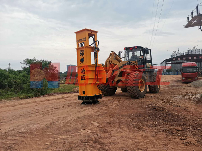 挖掘機(jī)打夯機(jī)
