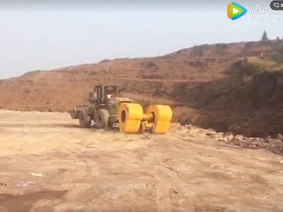 天津北(běi)辰區(qū)沖擊壓實機(jī)現(xiàn)場(chǎng)視(shì)頻(pín)