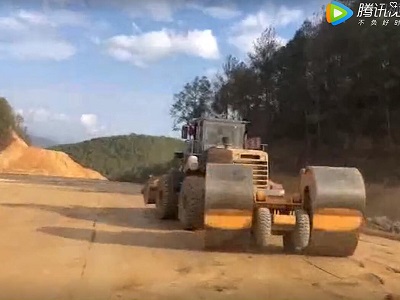 青海(hǎi)果洛沖擊壓路(lù)機(jī)現(xiàn)場(chǎng)視(shì)頻(pín)