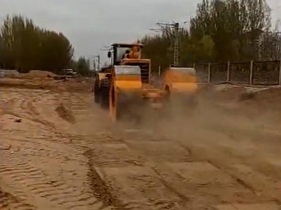 遼甯甘子(zǐ)井區(qū)沖擊壓路(lù)機(jī)現(xiàn)場(chǎng)視(shì)頻(pín)