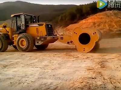 九江沖擊壓路(lù)機(jī)現(xiàn)場(chǎng)視(shì)頻(pín)