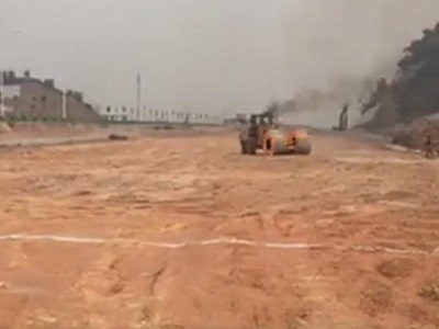 四川平山(shān)縣沖擊壓路(lù)機(jī)現(xiàn)場(chǎng)視(shì)頻(pín)