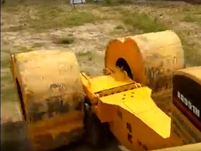 河(hé)南(nán)信陽沖擊壓路(lù)機(jī)現(xiàn)場(chǎng)視(shì)頻(pín)