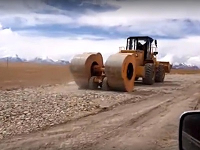 德州齊河(hé)沖擊壓路(lù)機(jī)現(xiàn)場(chǎng)視(shì)頻(pín)