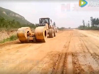 安徽宿州沖擊壓路(lù)機(jī)現(xiàn)場(chǎng)視(shì)頻(pín)