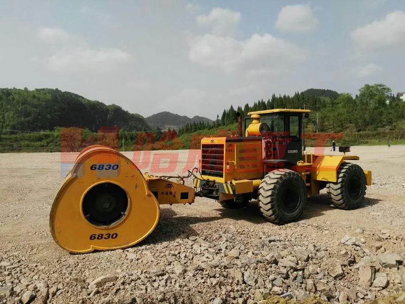 6830沖擊式壓路(lù)機(jī)