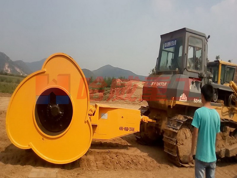 沖擊式壓路(lù)機(jī)價格