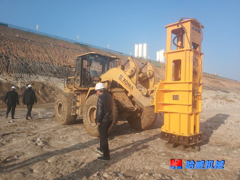 來(lái)安至六合高(gāo)速液壓夯實機(jī)施工(gōng)案例