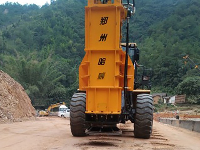 魯南(nán)高(gāo)速鐵(tiě)路(lù)液壓夯實機(jī)施工(gōng)案例