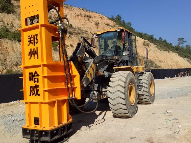 雲南(nán)省香格裡(lǐ)拉高(gāo)速液壓夯實案例