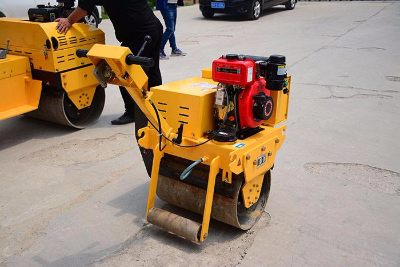 小(xiǎo)壓路(lù)機(jī)