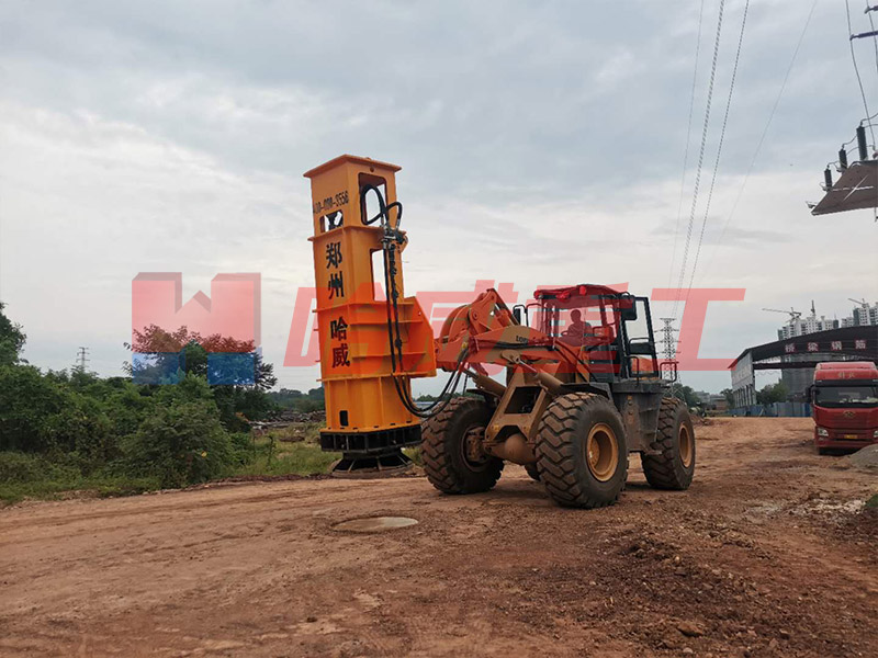 裝載機(jī)帶的(de)打夯機(jī)