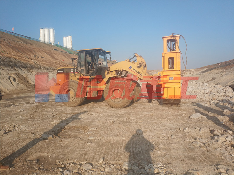 鏟車(chē)帶打夯機(jī)