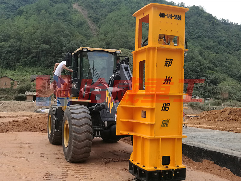 裝載機(jī)帶的(de)夯實機(jī)