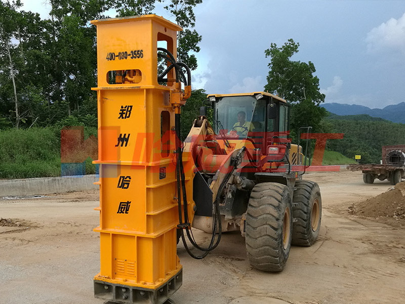 鏟車(chē)帶的(de)打夯機(jī)