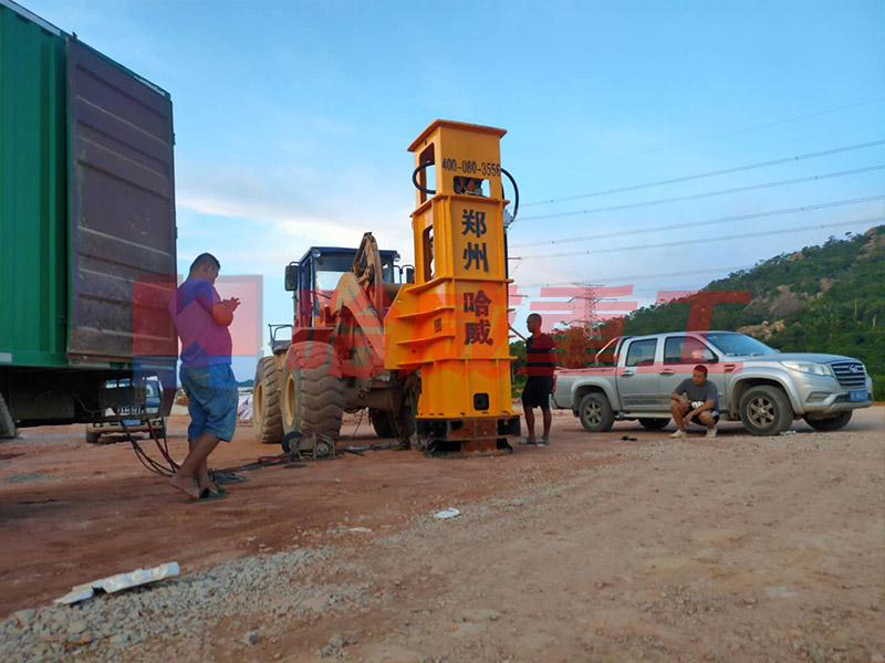 裝載機(jī)帶夯實機(jī)