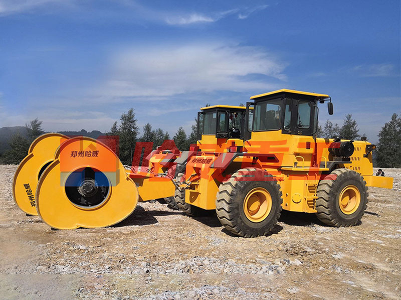 裝載機(jī)帶的(de)沖擊壓路(lù)機(jī)