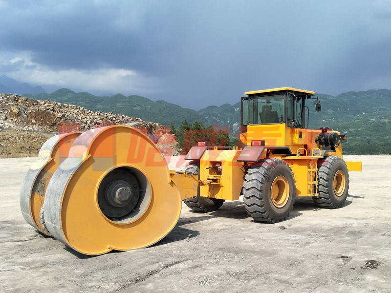 沖擊壓路(lù)機(jī)牽引車(chē)